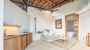 Una cocina moderna con armarios de madera, un lavamanos empotrado y un ventilador de techo.