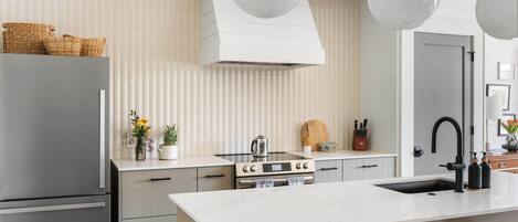 Køleskab, mikrobølgeovn, ovn, kogeplade