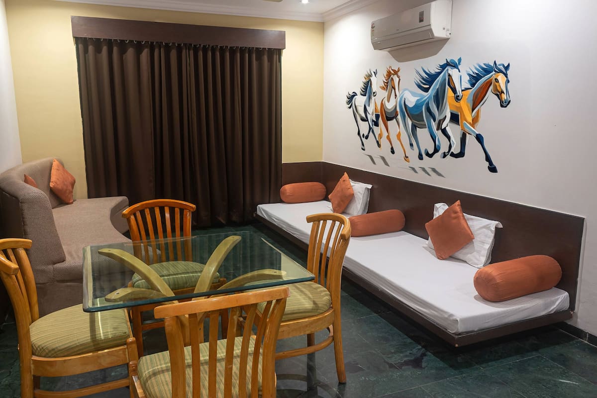 Luxury Suite | Free WiFi, bed sheets