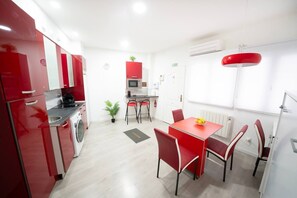 Kylskåp, mikrovågsugn, brödrost och grytor/köksredskap