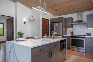 冷蔵庫、電子レンジ、オーブン、コンロ