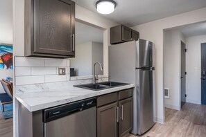 Een koelkast, een microgolfoven, een oven, een kookplaat