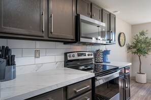 ثلاجة، ميكروويف، فرن، موقد طهي مسطح