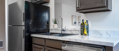 Réfrigérateur, micro-ondes, four, plaque de cuisson