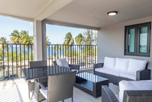 Entire complex  Beachfront Villa Complex 12 Bedrooms, 6 Baths, Sleeps 48
