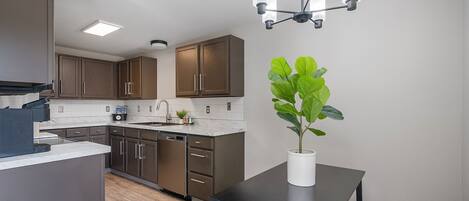 冷蔵庫、電子レンジ、オーブン、コンロ