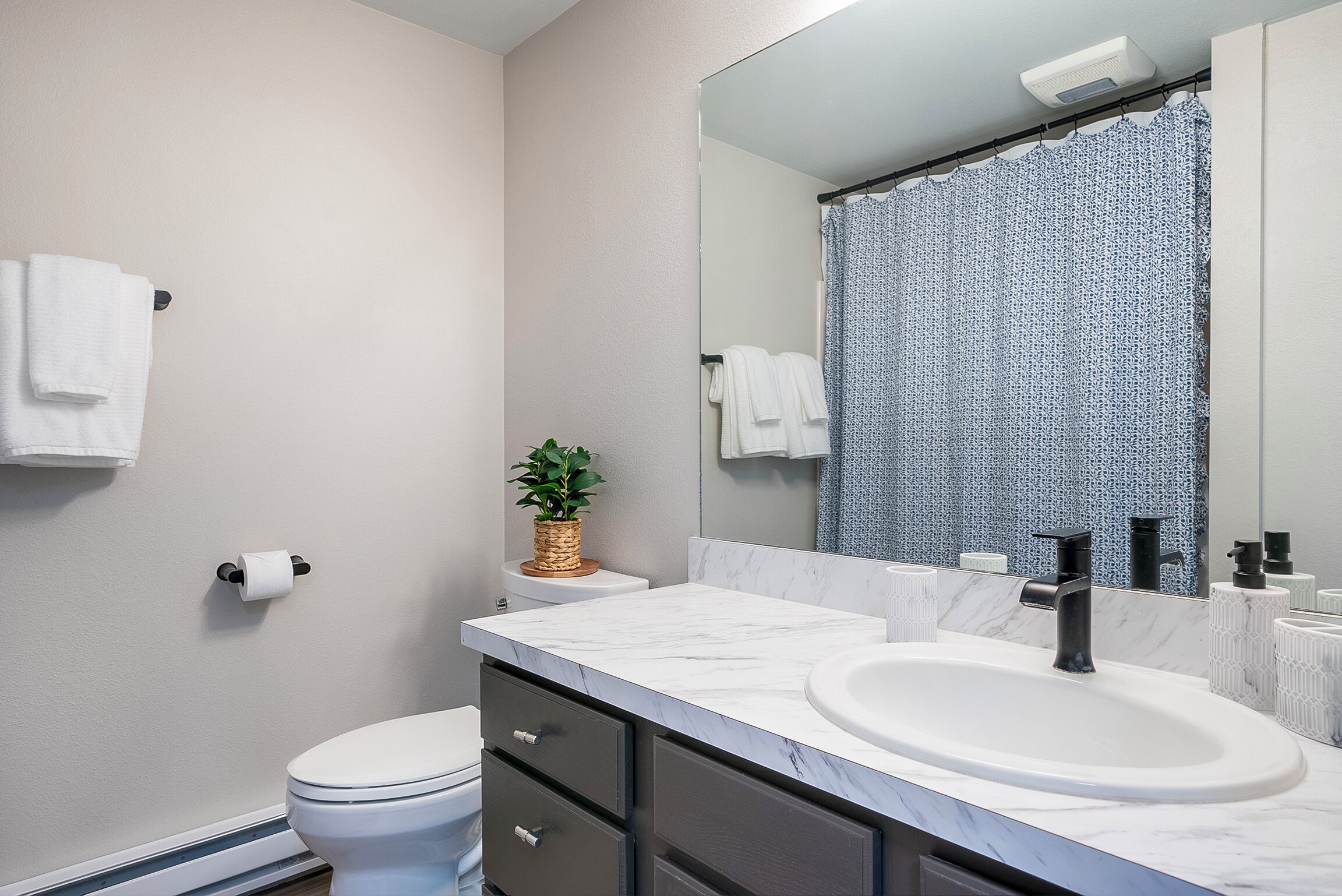 Sèche-cheveux, serviettes fournies