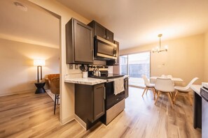 Kylskåp, mikrovågsugn, ugn och spishäll