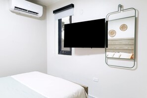2 bedrooms, desk, iron/ironing board, WiFi