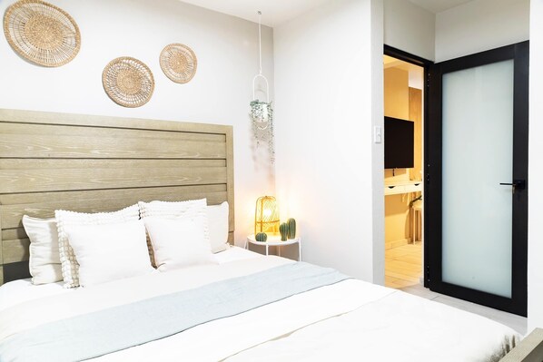 2 habitaciones, escritorio, tabla de planchar con plancha y wifi