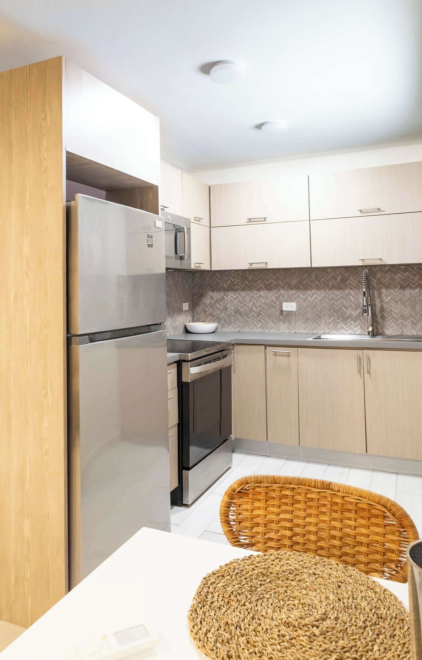 冷蔵庫、電子レンジ、オーブン、コーヒー / ティーメーカー