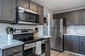 冷蔵庫、電子レンジ、オーブン、コンロ