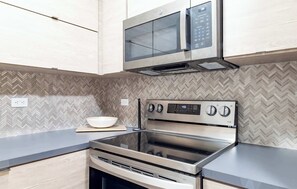 Réfrigérateur, micro-ondes, four, cafetière/bouilloire