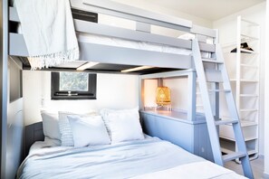 2 bedrooms, desk, iron/ironing board, WiFi