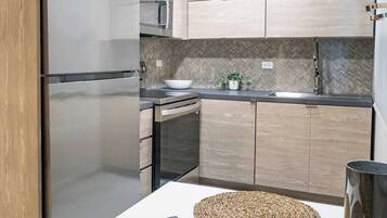 Fridge, microwave, oven, coffee/tea maker