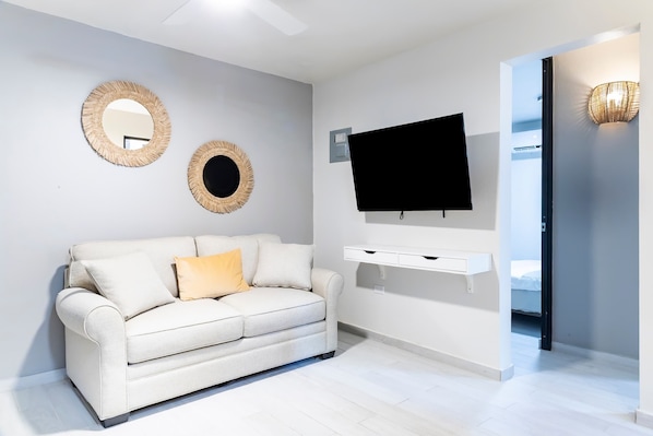 Una televisión, una oficina