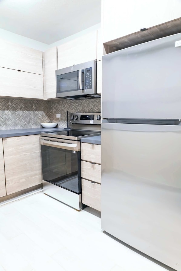 Refrigerador, microondas, horno, cafetera/tetera