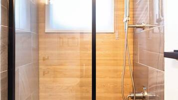 Shower, hair dryer, towels