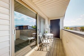 Outdoor dining - Fully furnished king suit one bedroom apartment. (Kalispell)