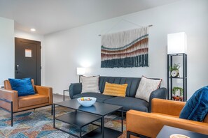 Smart TV - Fully furnished king suit one bedroom apartment. (Kalispell)