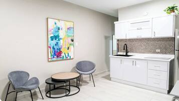 Refrigerador, microondas, horno y cafetera y tetera