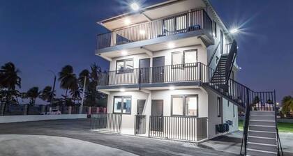 Fully Renovated, Beachside with Oceanview 1 Bedroom Unit 5