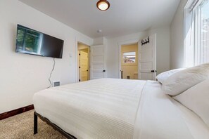Iron/ironing board, travel cot, free WiFi, bed sheets