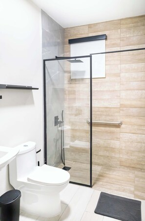Shower, hair dryer, towels, shampoo - Villas Del Mar 6 · ADA-Accessible Beachfront Oasis (Dorado)