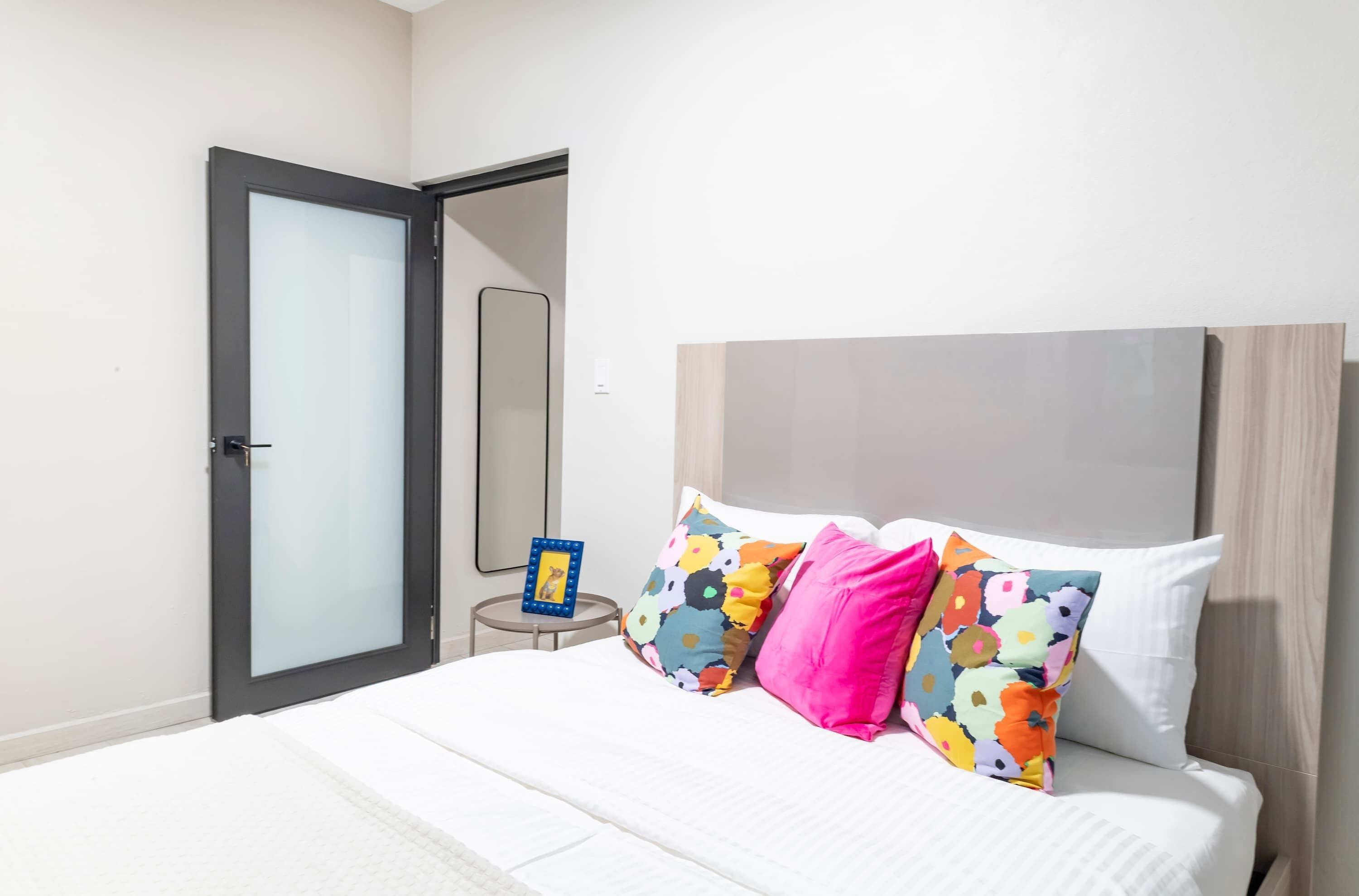 1 habitación, escritorio, tabla de planchar con plancha y wifi 