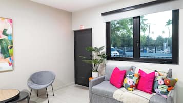 Una televisión, una oficina