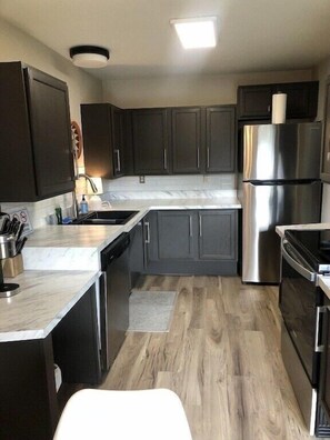 Kylskåp, mikrovågsugn, ugn och spishäll