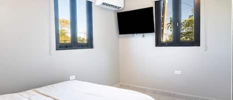 1 slaapkamer, een bureau, een strijkplank/strijkijzer, wifi