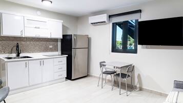 Una televisión, una oficina