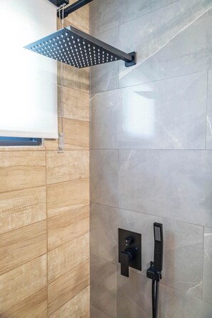 Shower, hair dryer, towels, shampoo - Villas Del Mar 7 · Coastal Getaway by the Beach (Dorado)