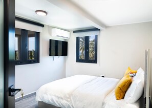 6 bedrooms, desk, iron/ironing board, WiFi