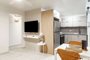 Refrigerador, microondas, horno y cafetera y tetera 