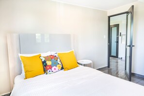 2 bedrooms, desk, iron/ironing board, WiFi