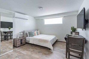 8 camere, una scrivania, Wi-Fi, lenzuola