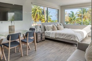 8 bedrooms, desk, WiFi, bed sheets