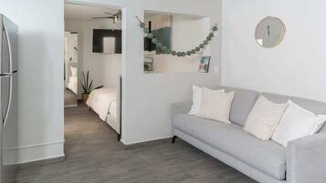 8 habitaciones, escritorio, wifi y ropa de cama