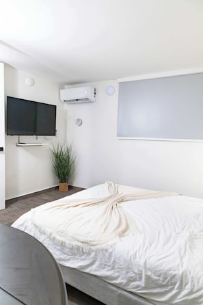 2 bedrooms, desk, WiFi, bed sheets
