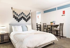 2 bedrooms, desk, WiFi, bed sheets