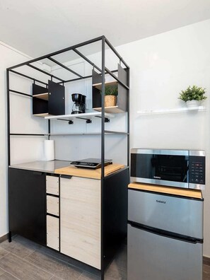 Refrigerador, microondas, cafetera y tetera y tostadora