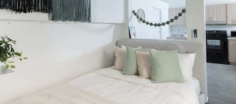 Beachfront private 3 combo Bed apts, 3 Bath (ADA) w Pool