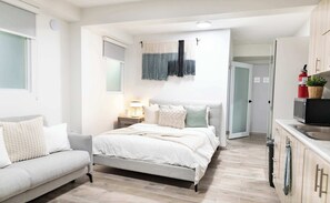 3 bedrooms, desk, WiFi, bed sheets
