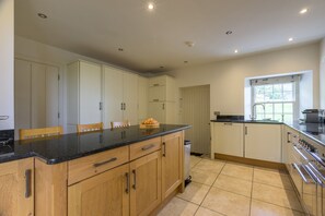 Ferienhaus | Eigene Küche | Geschirrspüler, Kochgeschirr/Geschirr/Besteck