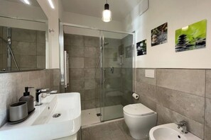 Shower, hair dryer, bidet, towels - Cherubini Apartment (Firenze)