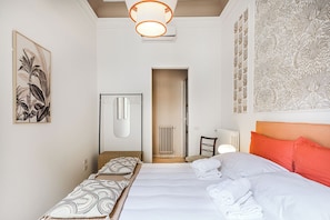 1 slaapkamer, een strijkplank/strijkijzer, wifi, beddengoed