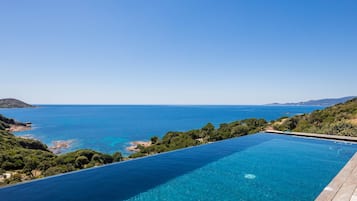 Villa | 4 bedrooms, Internet