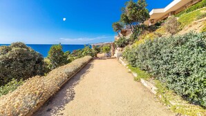 A coastal pathway leading to a building with a view of the sea. - Architect Villaproperty Sea View Close to the Beaches (Calcatoggio)